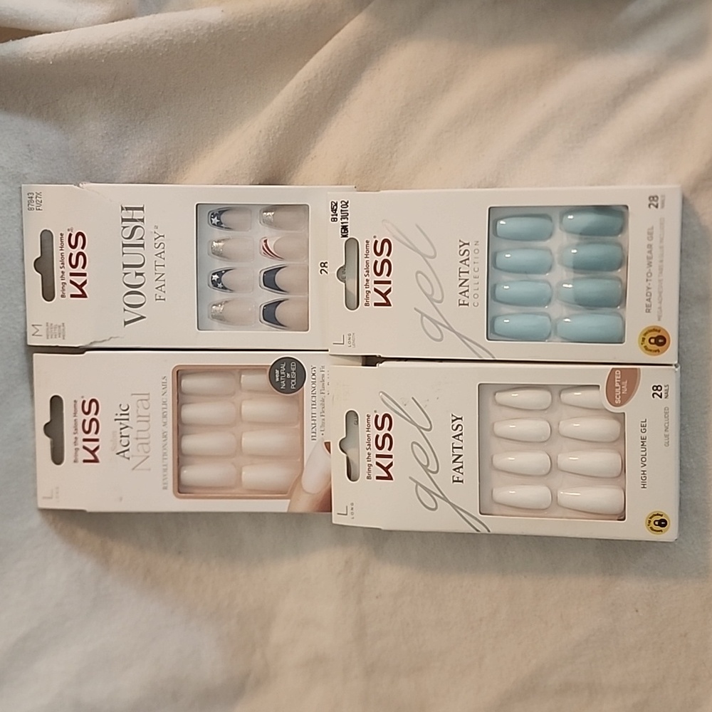 4-Kiss Nails, mega adhesive tabs or glue included.